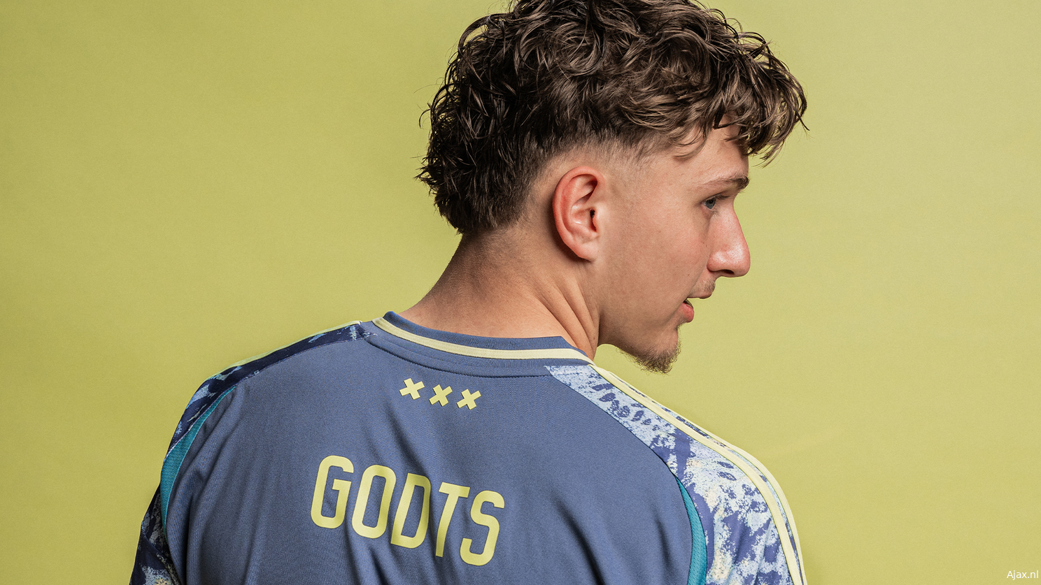 Ajax presenteert nieuw uittenue voor seizoen 20242025