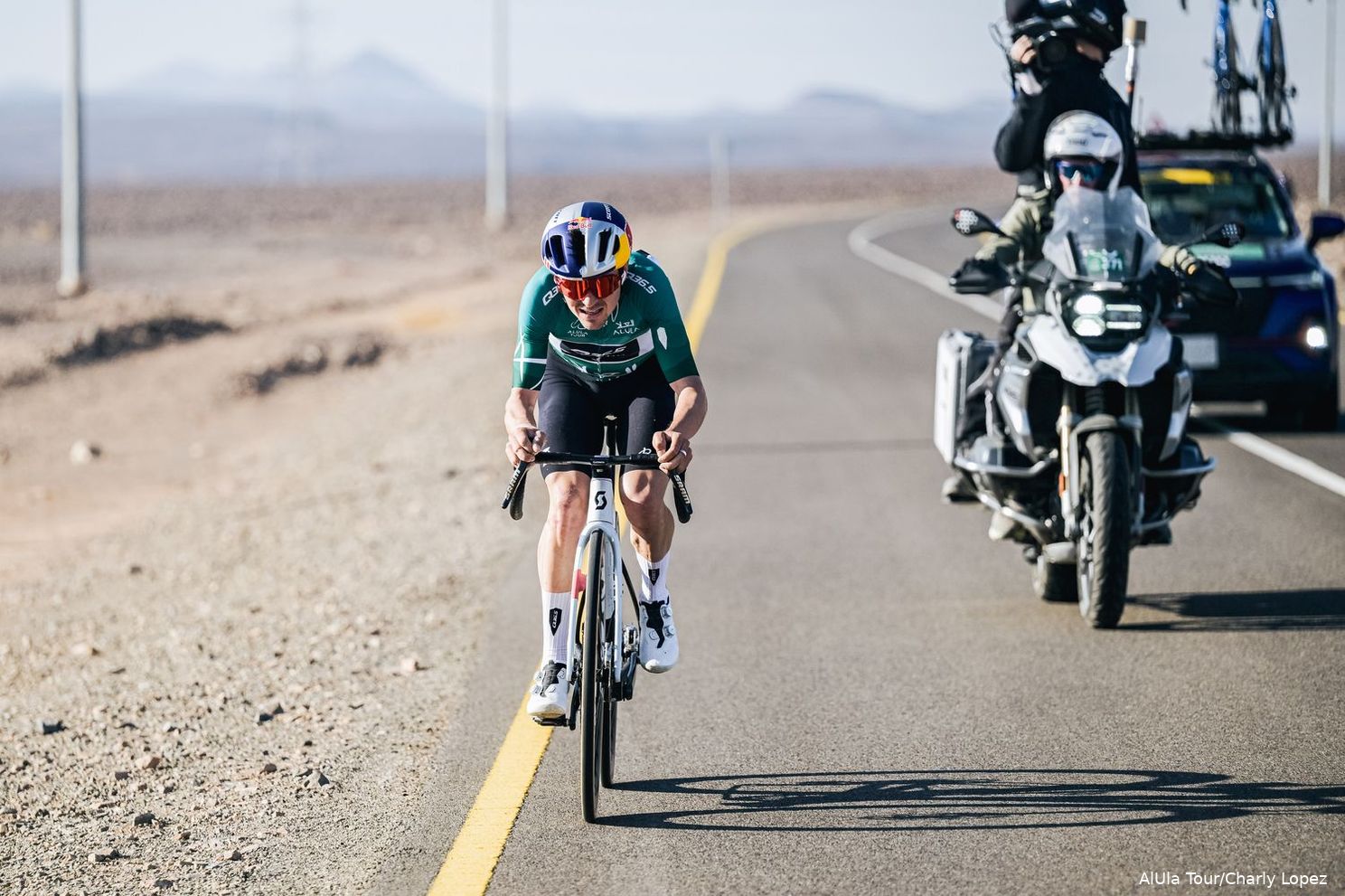 'Het boeit hem, motiveert hem en hij verlegt zijn grenzen'; focus kamp-Pidcock gaat rap na AlUla naar volgend groot doel