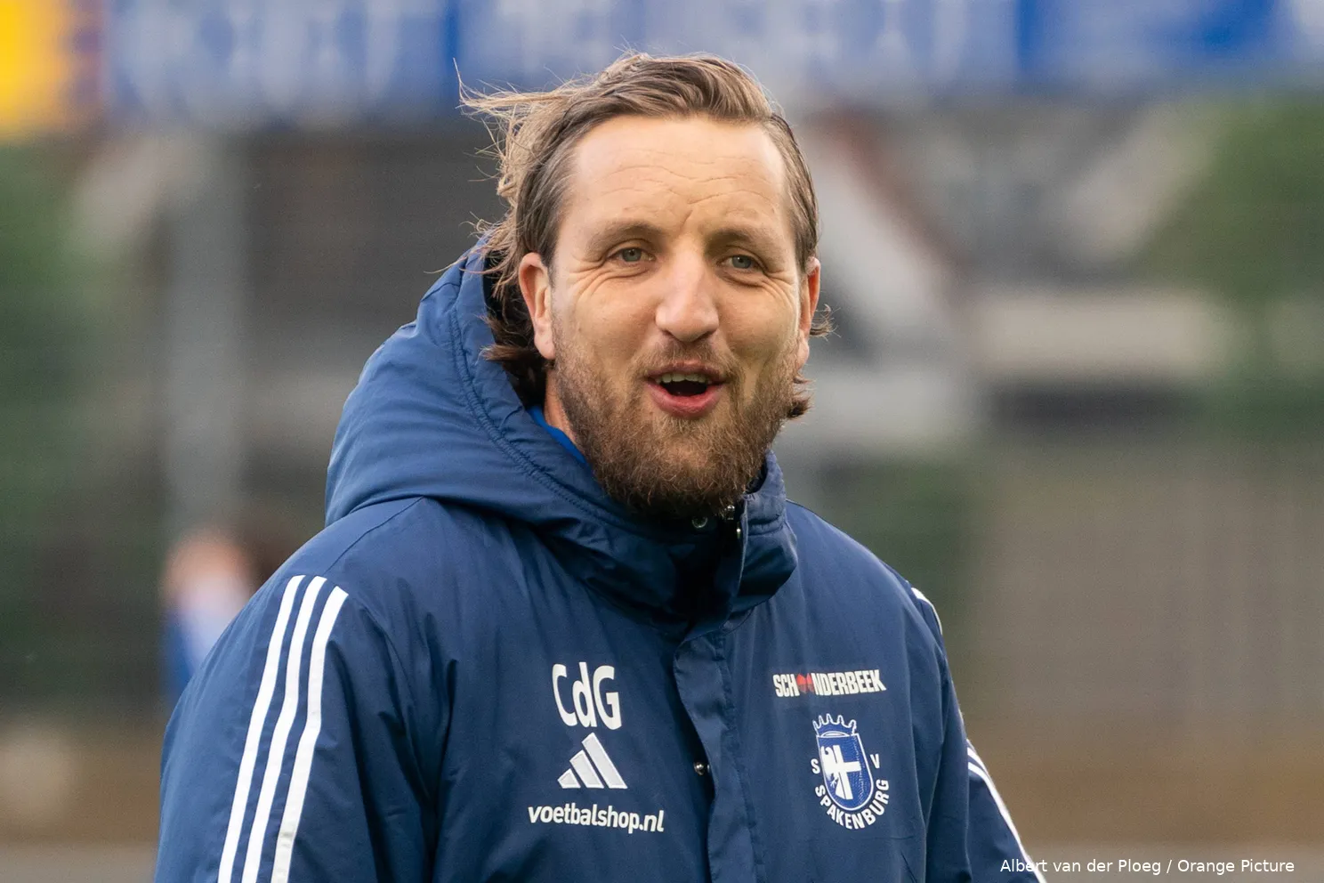 chris-de-graaf-close-up-lacht-trainer-sv-spakenburg-2024