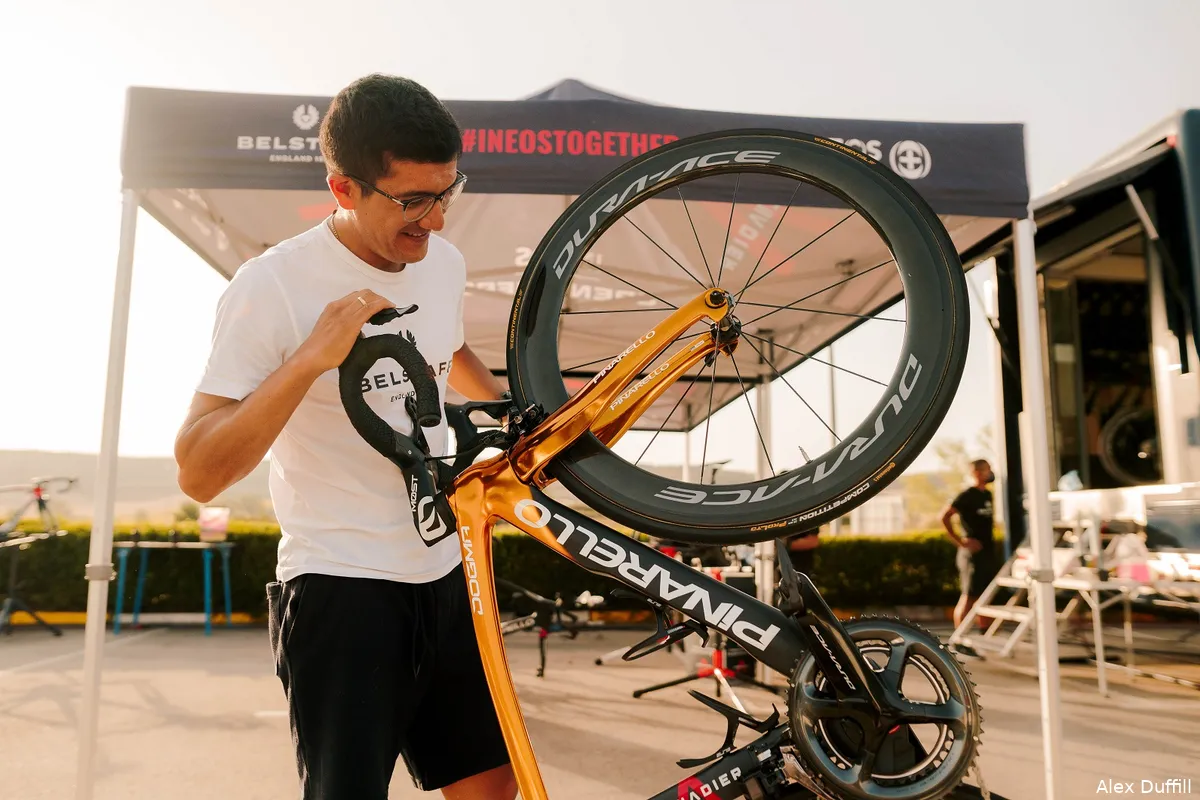 Olympisch kampioenen Carapaz en Roglic op prachtige gouden fietsen van Pinarello en Cervélo
