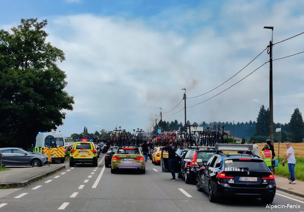 Druivenkoers (met Evenepoel solo op kop) stilgelegd door brand langs het parcours