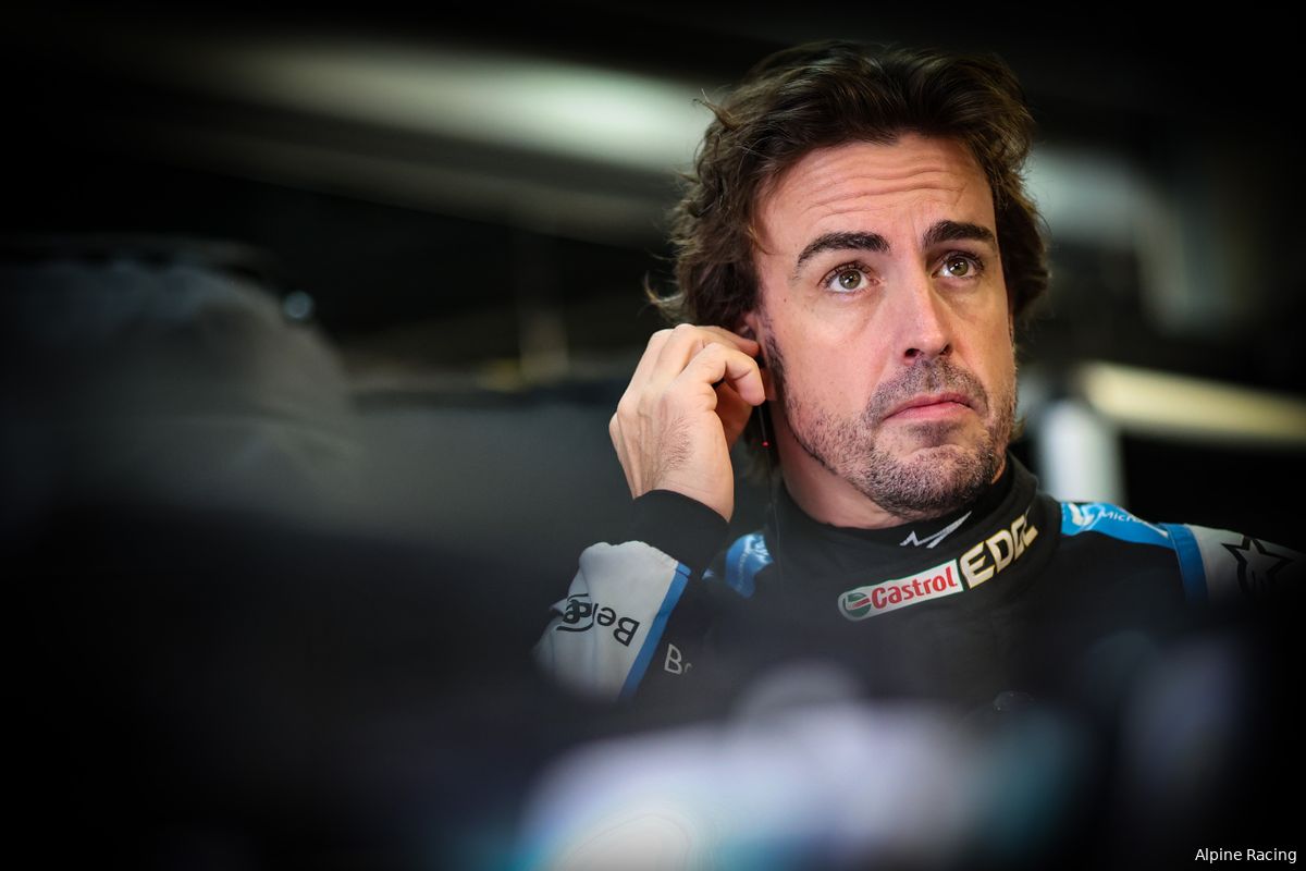 Alonso ziet 'verloren' Hamilton: 'Hij isoleert zichzelf steeds meer'