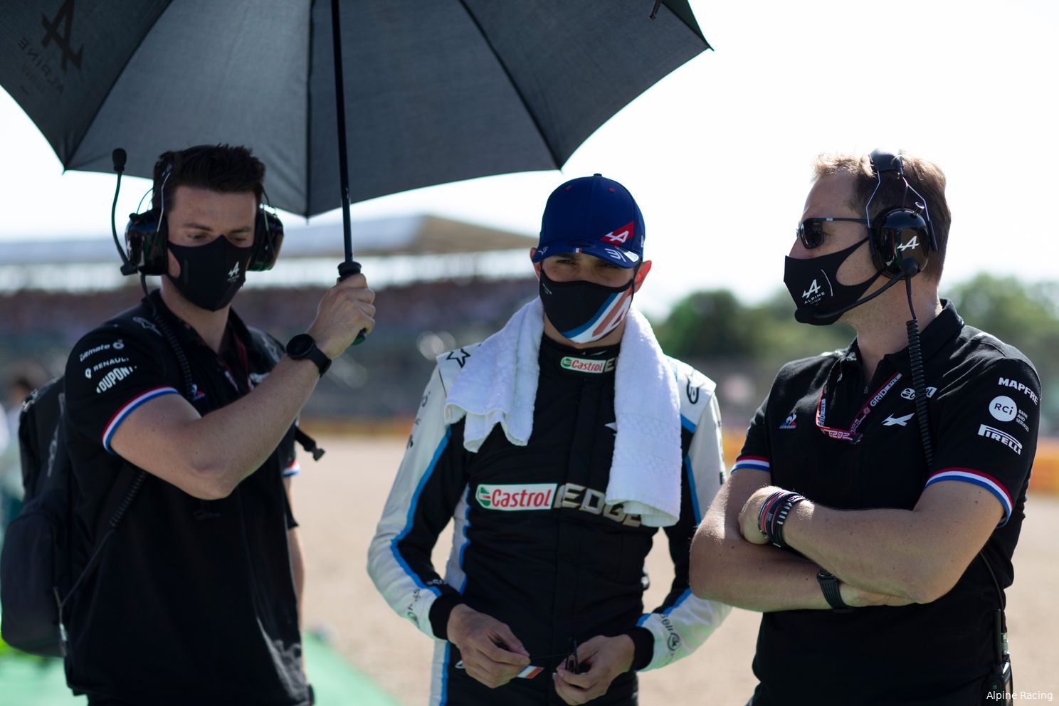 Esteban Ocon met zijn teamleden op een snikheet Silverstone voorafgaand aan de race. (Foto: Alpine Racing)