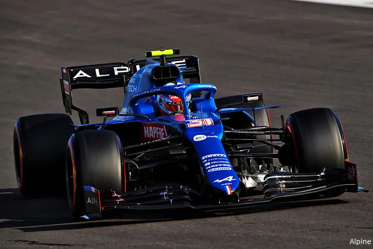 Ocon wint GP van Hongarije na bizarre openingsfase, Hamilton nieuwe WK-leider