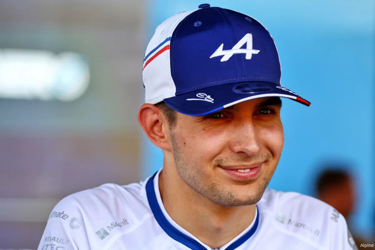 Ocon ziet niemand beter presteren naast Alonso: 'Alleen Hamilton op gelijke hoogte'