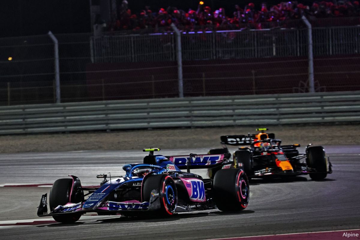 Ocon over zware race in Qatar: 'Ik was twee ronden aan het overgeven in de cockpit'