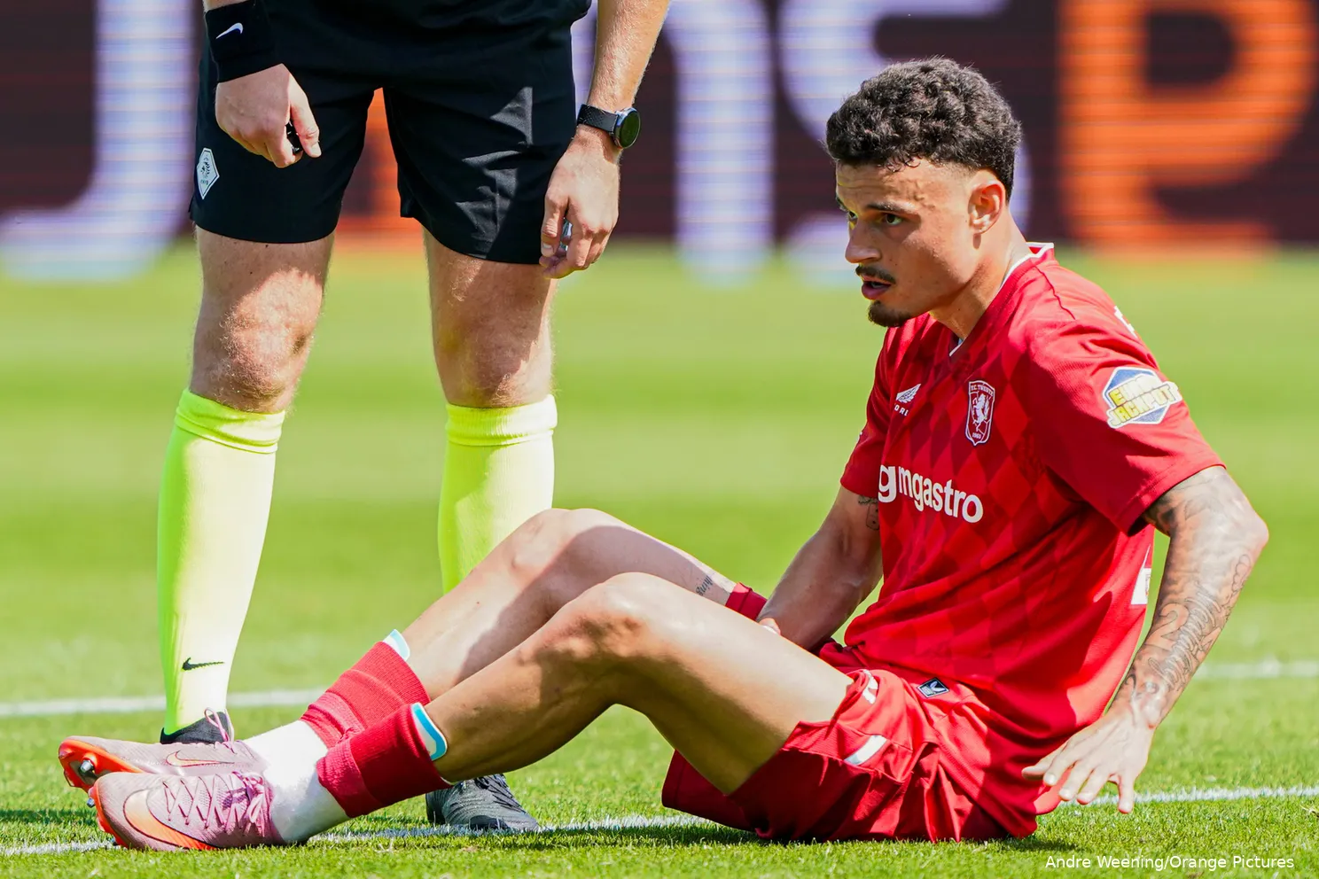 stav-lemkin-ingezoomd-blessure-op-de-grond-pec-zwolle-fc-twente-2025-2026