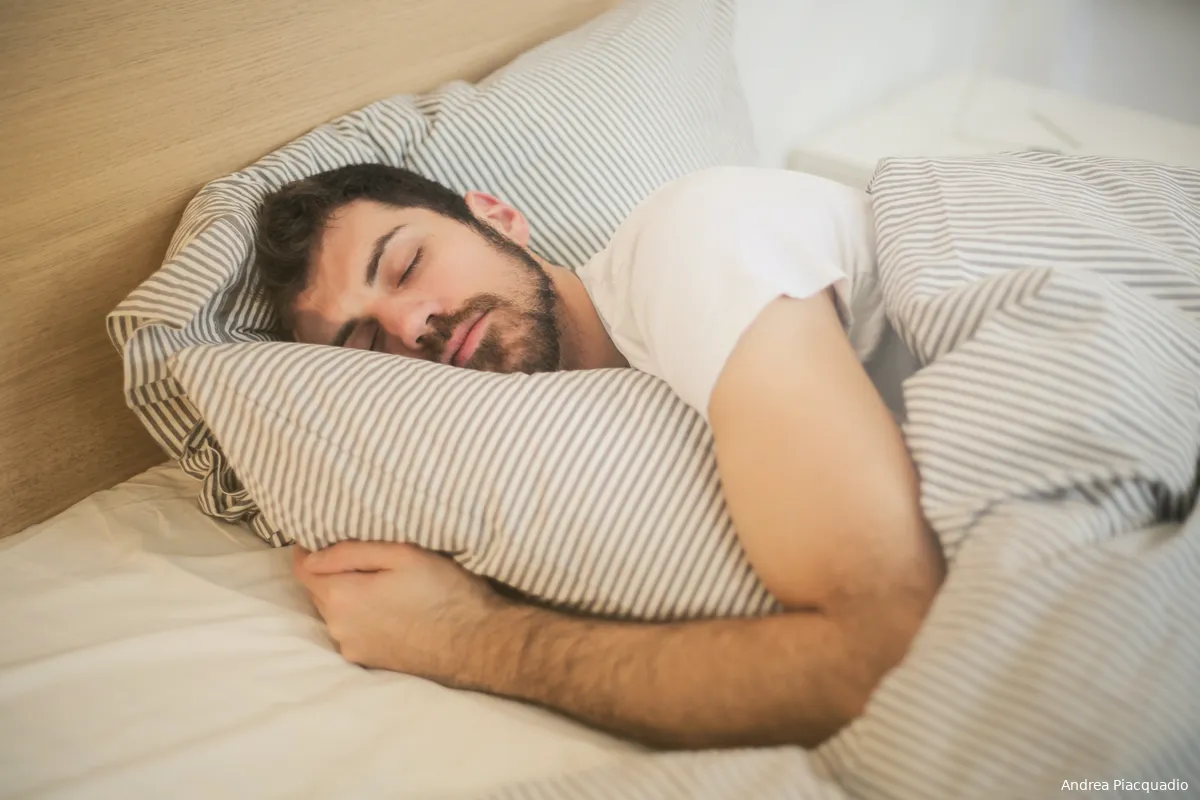 Eén uur eerder opstaan kan het risico op een depressie verkleinen