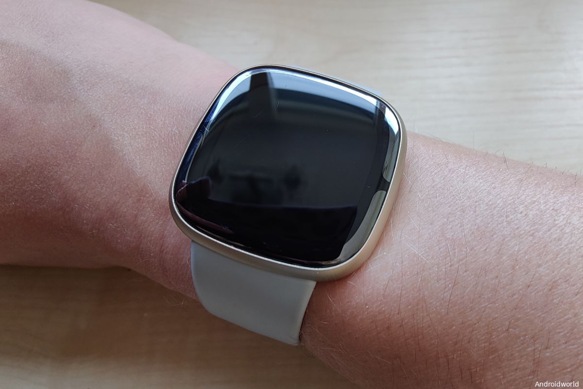 Fitbit Sense 2 en Versa 4 krijgen update om scherm te dimmen met je hand