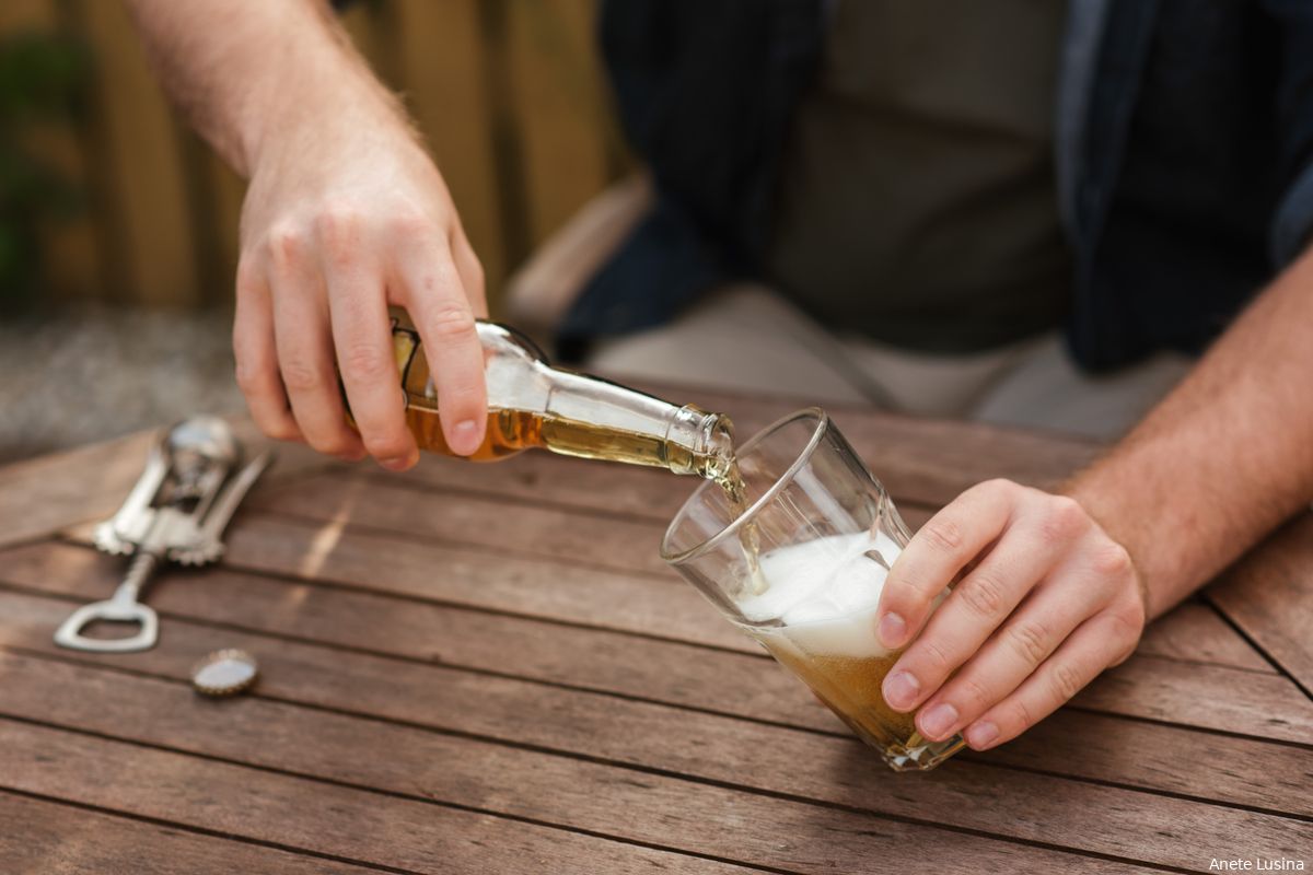 Alcoholisten vallen minder op in een maatschappij waar alcohol drinken is geaccepteerd