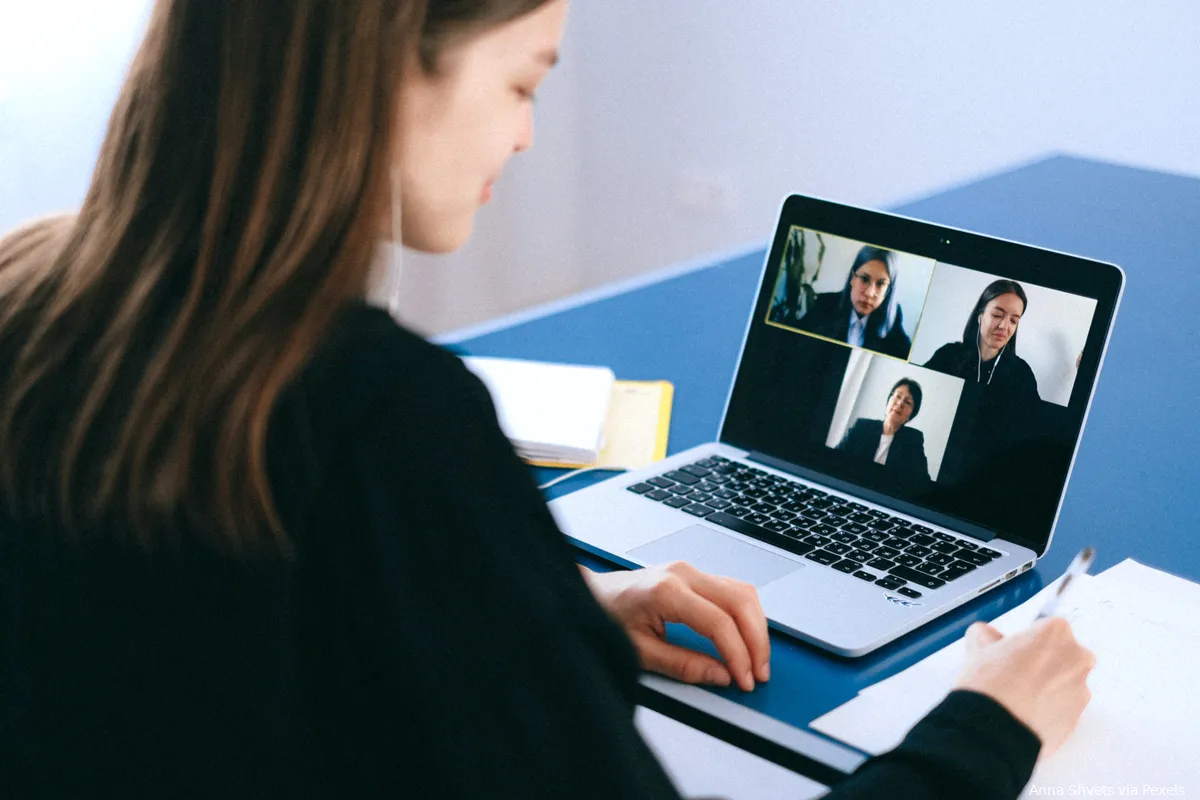 Waarom kijken we veel naar ons eigen gezicht in een Zoom meeting?