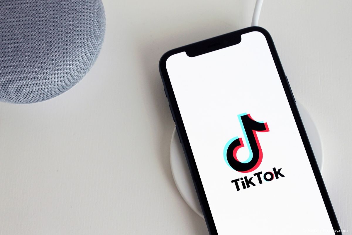 Nederlandse ambtenaren moeten van Staatssecretaris van Huffelen spionagegevoelige apps zoals TikTok van hun telefoon verwijderen