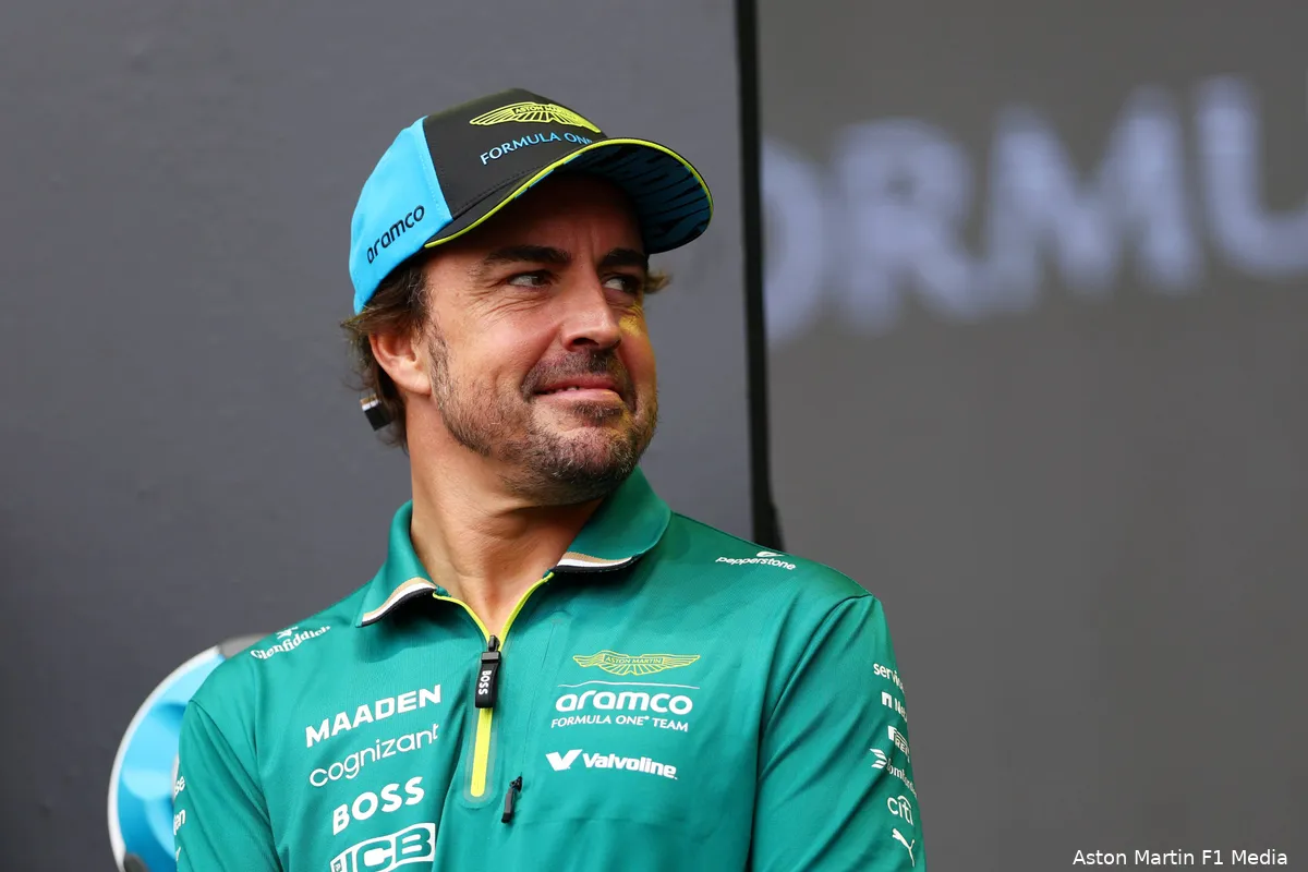 fernando-alonso-aston-martin-vrijdag-singapore-2025
