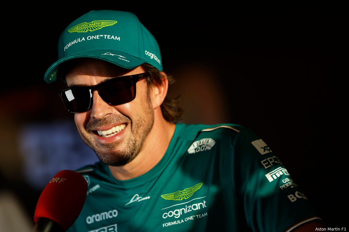 Alonso en Verstappen trappen lol: 'Als jij nummer één houdt, neem ik nummer 33 in 2024!'