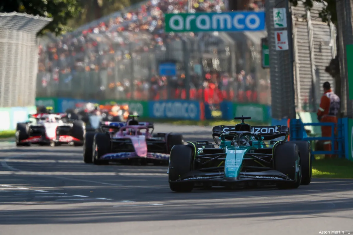 'Stewards eisen onderzoek naar procedure staande start na bijna-klapper achter de safetycar'