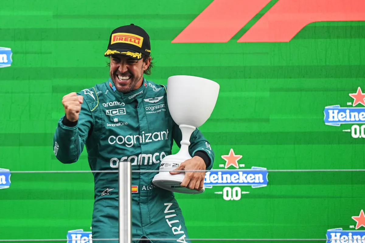 Alonso probeert vreugde Ferrari te temperen: 'Pakten vorig jaar veel poles, maar Max won bijna alles'