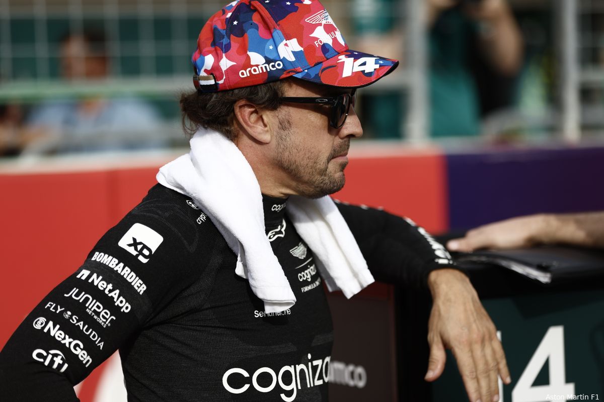 Alonso niet tevreden met scorebordjournalistiek in F1: 'Mogen niet vergeten waar we vandaan komen'