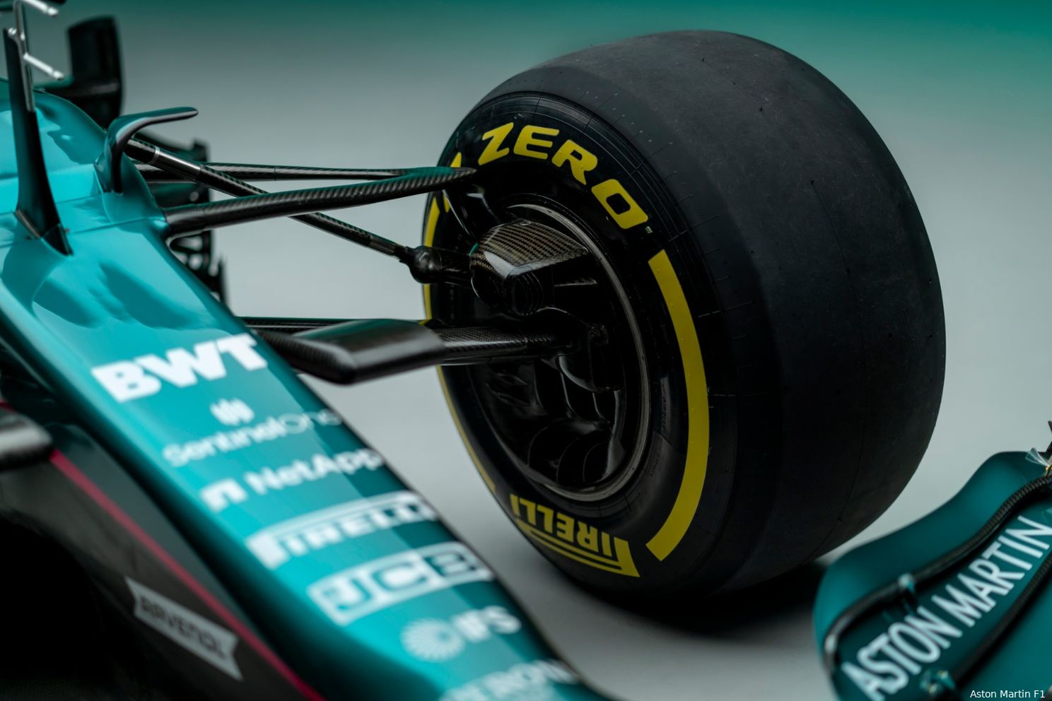 Foto's: dit is de spiksplinternieuwe Aston Martin AMR21