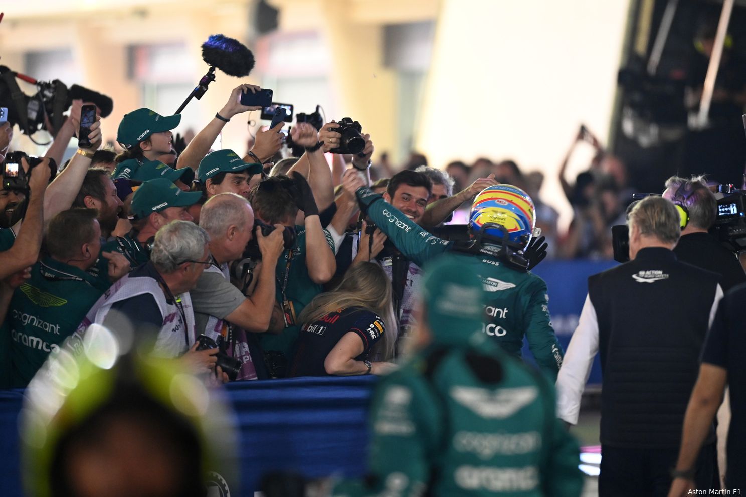 Bij Aston Martin waren ze euforisch na de podiumplek van Fernando Alonso in Bahrein. (Foto: Aston Martin F1)