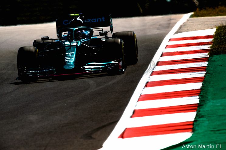 Ondertussen in Turkije | Vettel spint met slicks op natte baan in de pitstraat