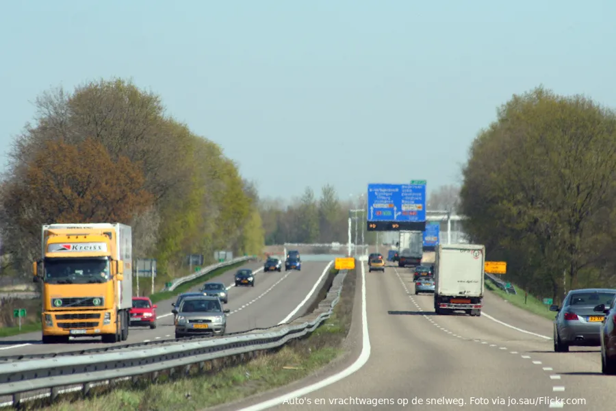 Stikstofminister Van der Wal: we gaan nog heel lang 100 kilometer per uur rijden