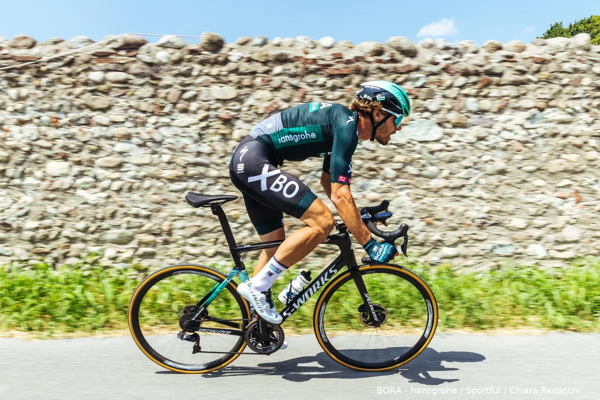 Kelderman en consorten bij BORA-hansgrohe in donkergroen tricot naar Tour de France