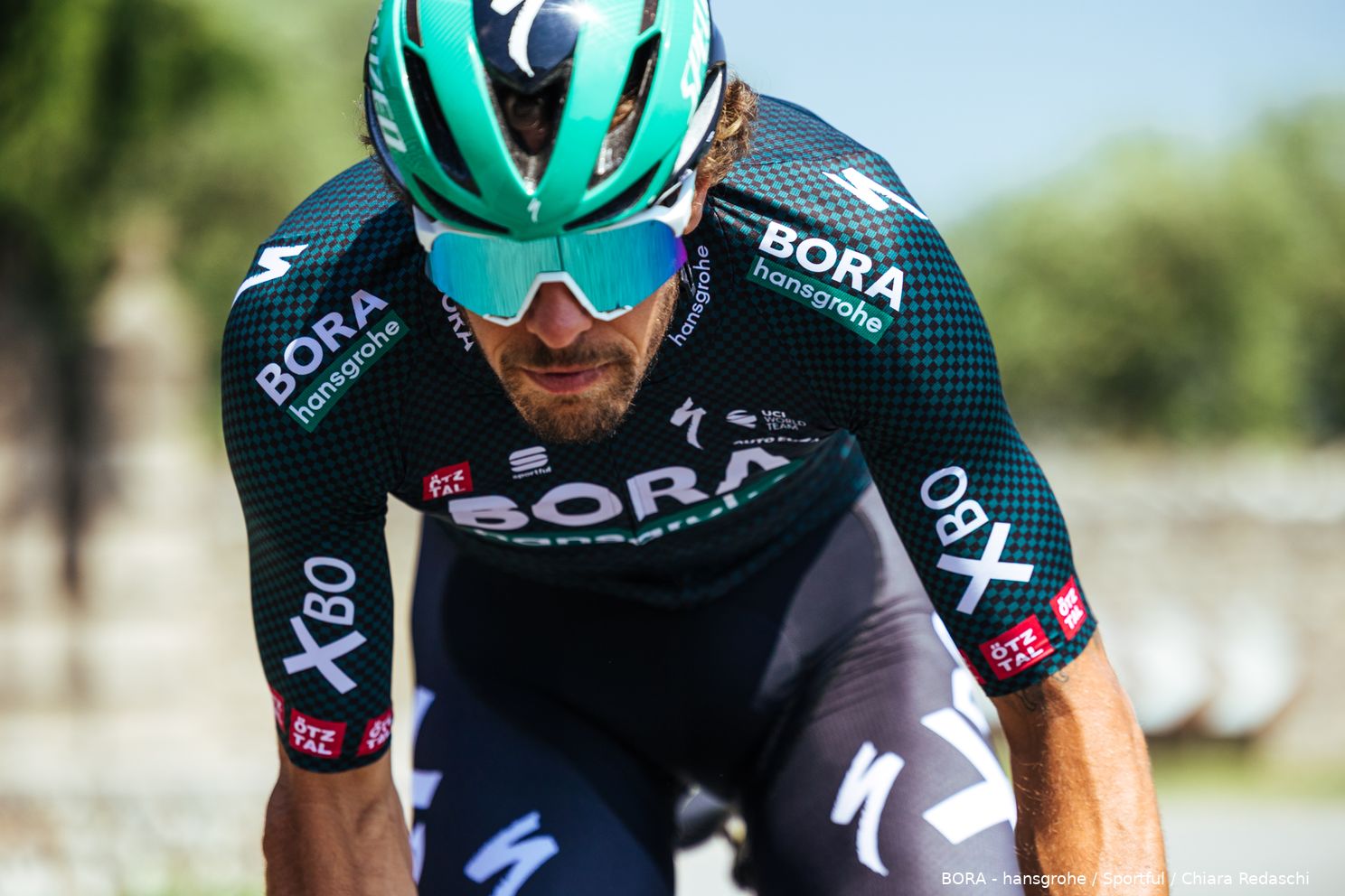 Kelderman en consorten bij BORA-hansgrohe in donkergroen tricot naar Tour de France