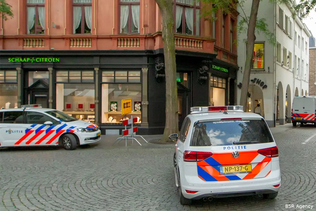 🎥 MMA-vechter trekt pistool bij McDonald's en bedreigt man na weigeren kopen Happy Meal