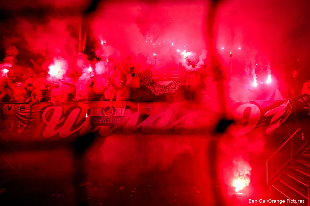 pyro-vuurwerk-twente-supporters-fc-utrecht-twente-bekerwedstrijd-2026