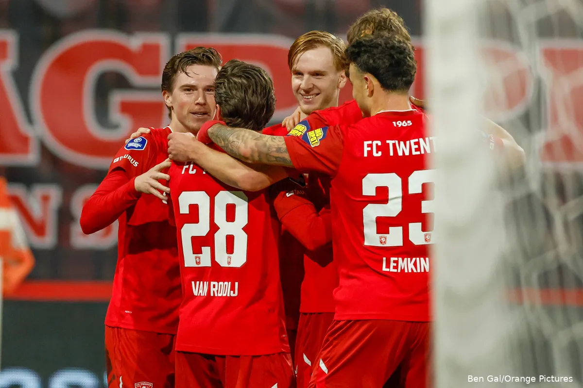spelers-juichen-fc-twente-heerenveen-2026-thuiswedstrijd