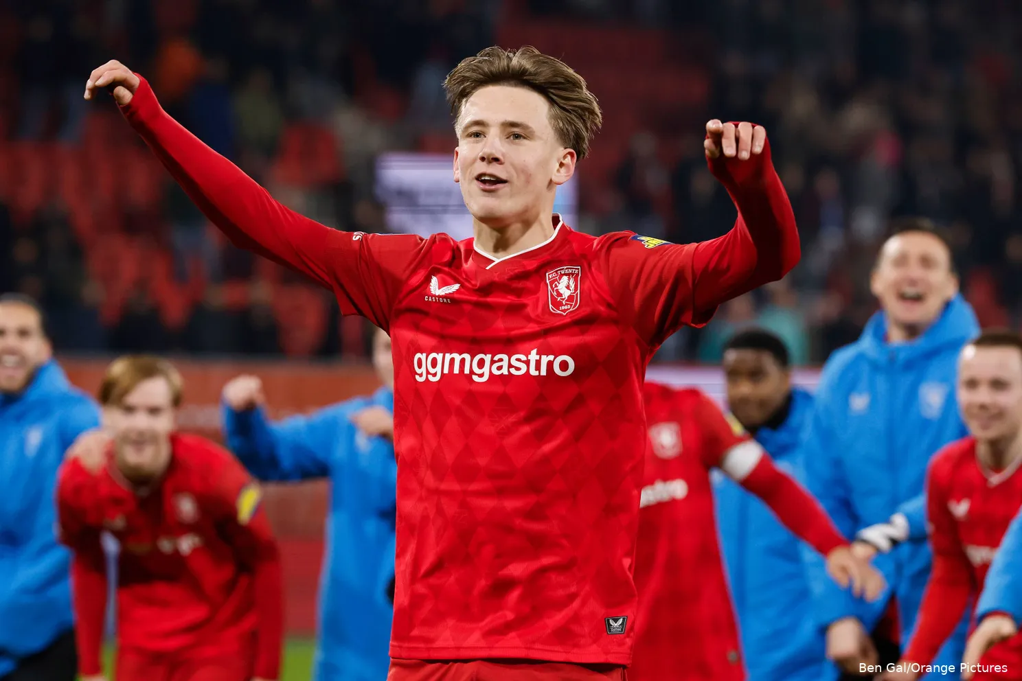 nigel-groenewald-fc-twente-heerenveen-debuut-vieren-vak-p-2026