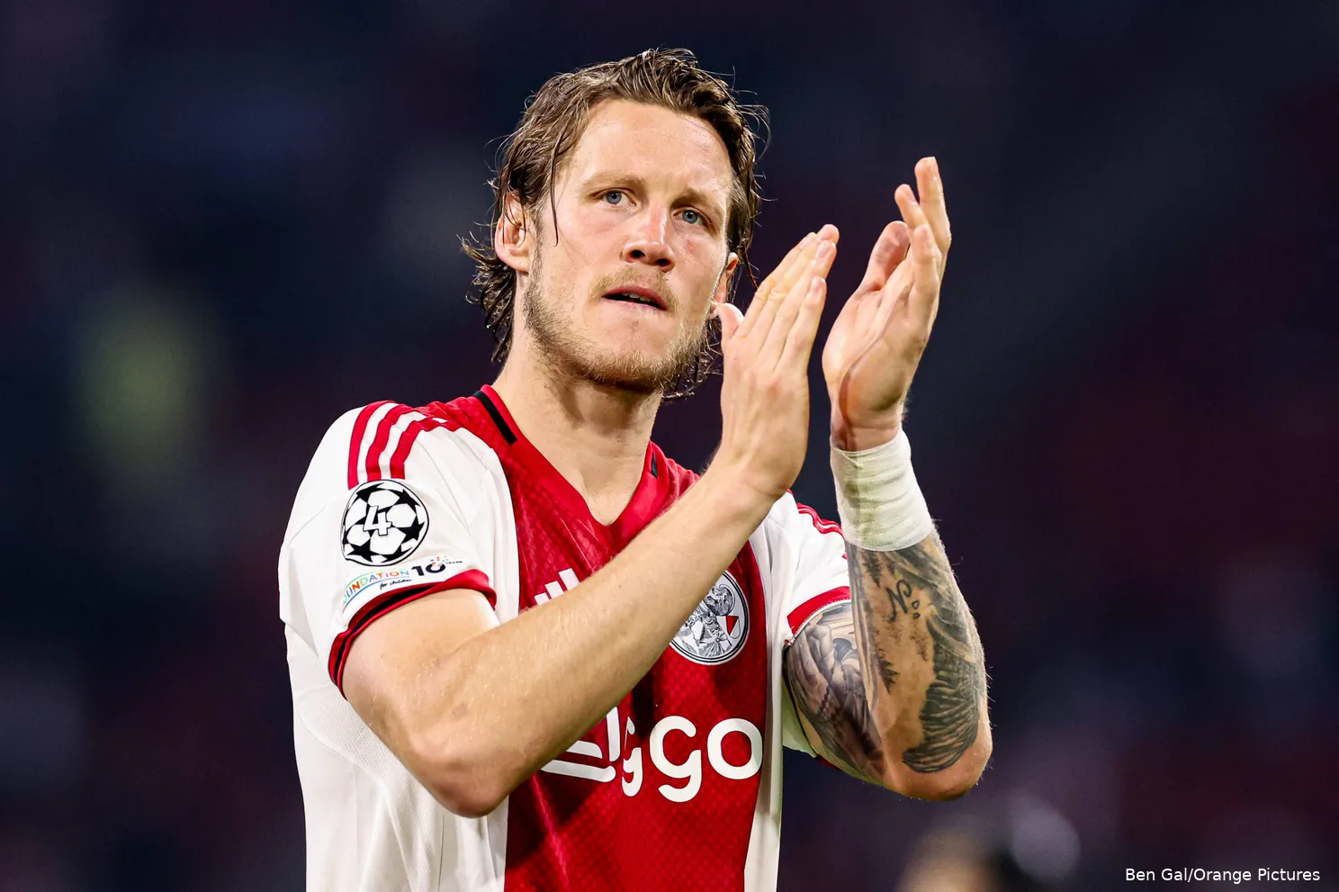 wout-weghorst-klappen-ajax-internazionale-champions-league-2025-2026