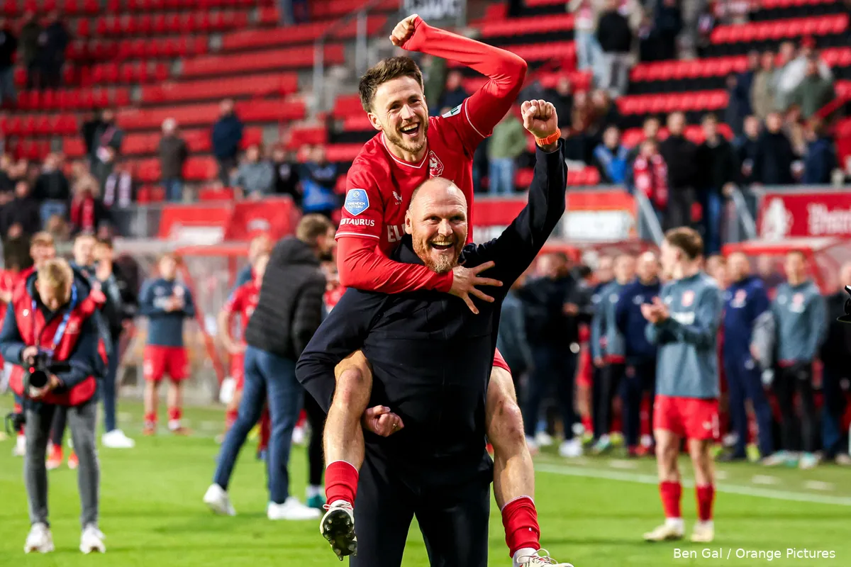 joseph oosting ricky van wolfswinkel hakkepak juichen ingezoomd fc twente almere city 2023 2024