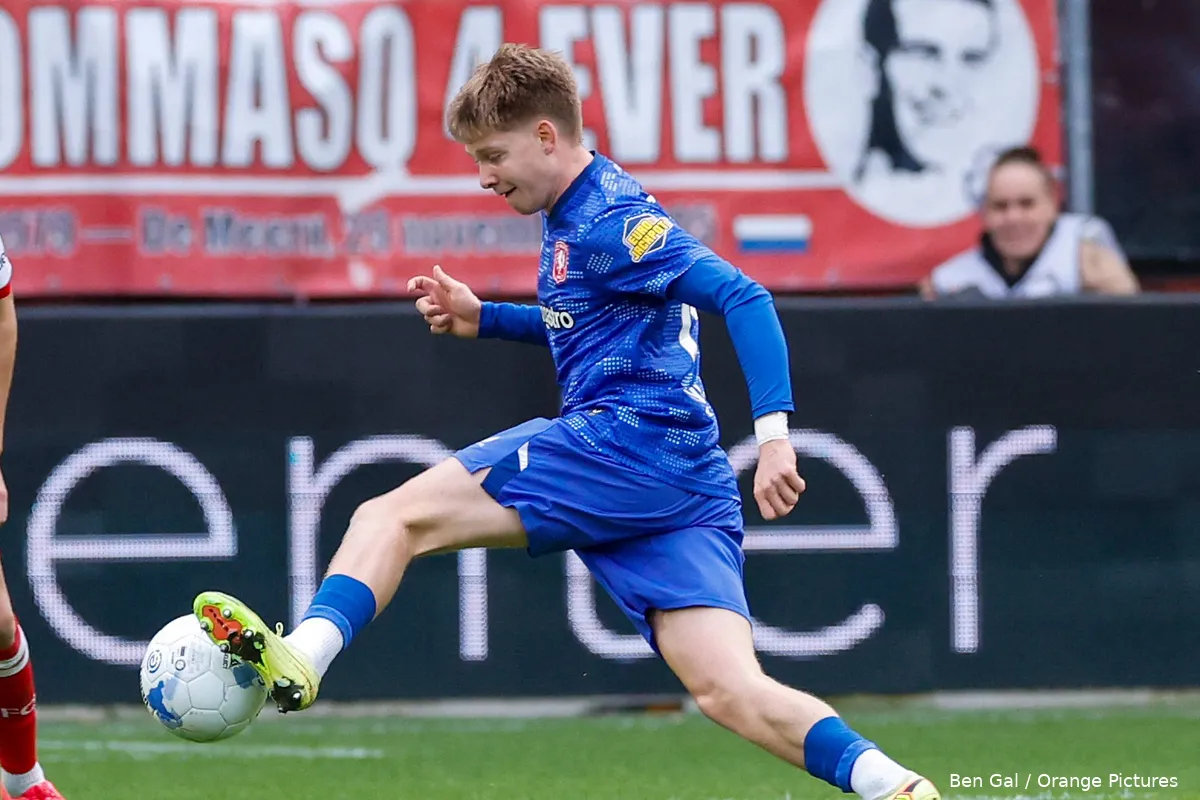 hlynsson-fc-utrecht-uit-2025-2026-aan-de-bal