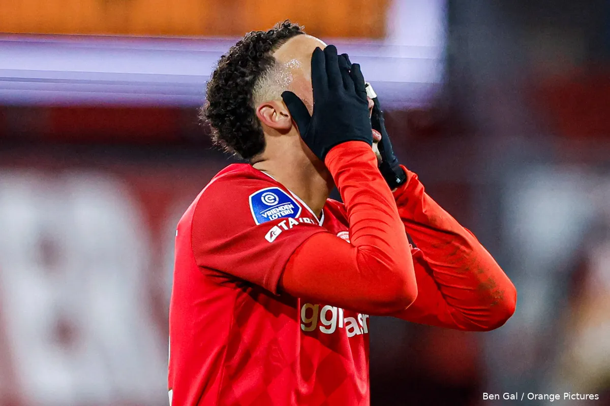 daouda-weidmann-close-up-balen-handen-voor-de-ogen-fc-twente-pec-zwolle-2025-2026