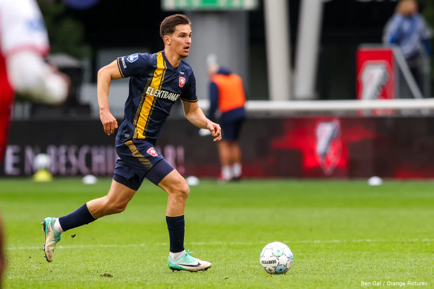 alec van hoorenbeeck aan de bal fc utrecht fc twente 2023 2024