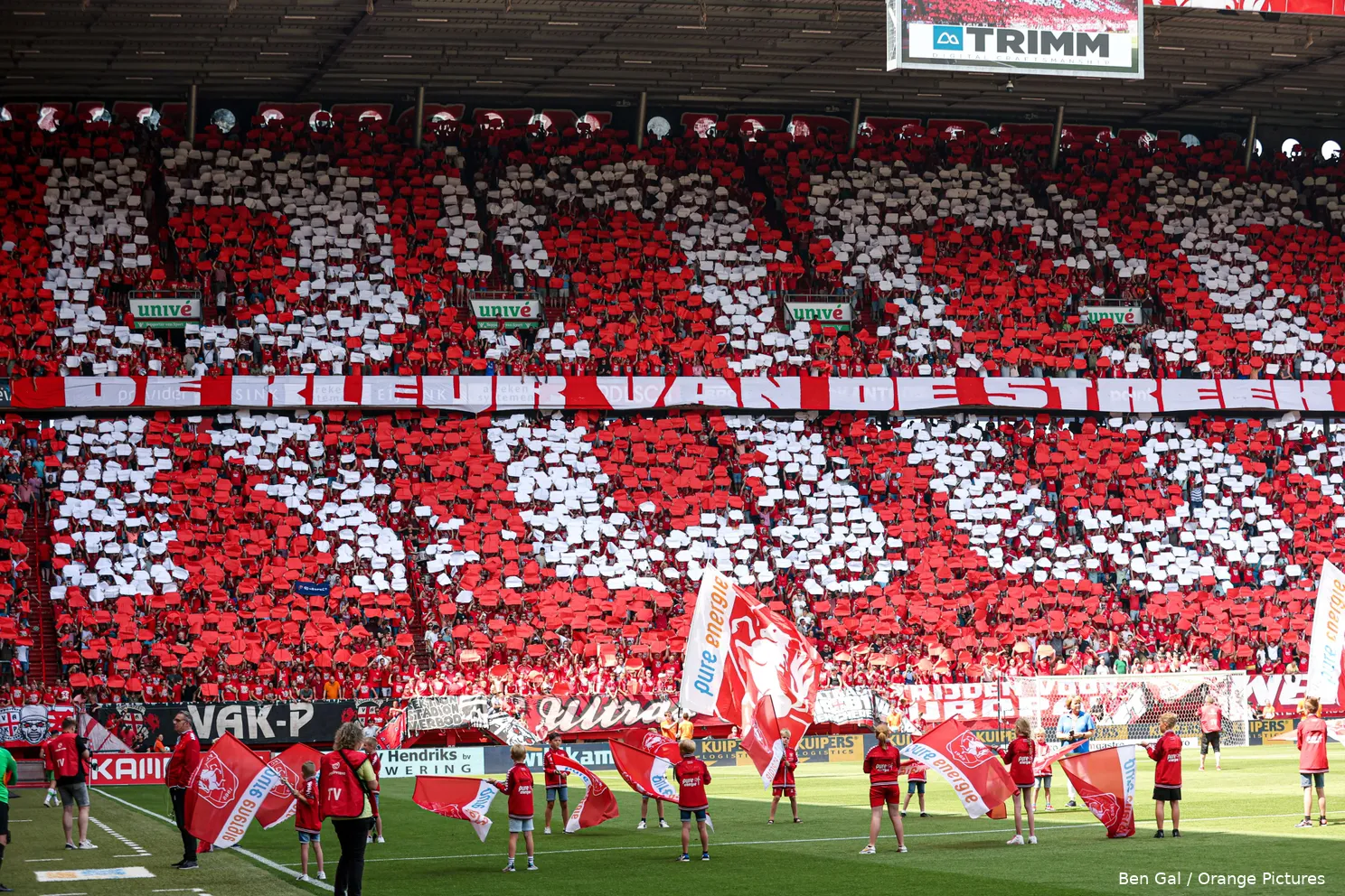 supporters sfeeractie vak p de kleur van de streek is rood fc twente sparta play offs 2022 2023