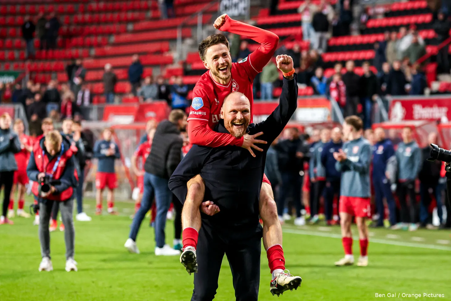 joseph oosting ricky van wolfswinkel hakkepak juichen fc twente almere city 2023 2024