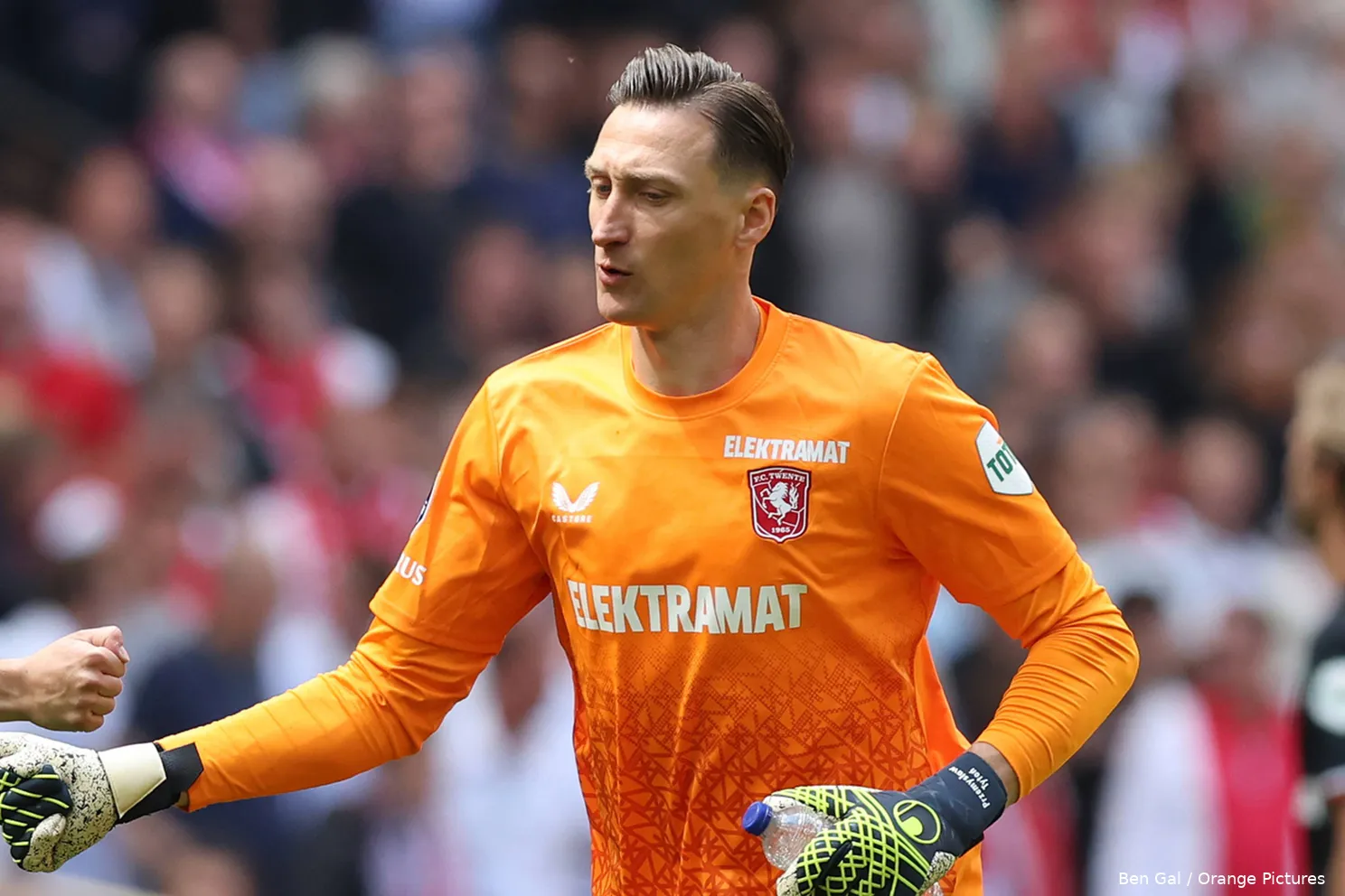 przemyslaw tyton high five ajax fc twente 2024 2025 close up