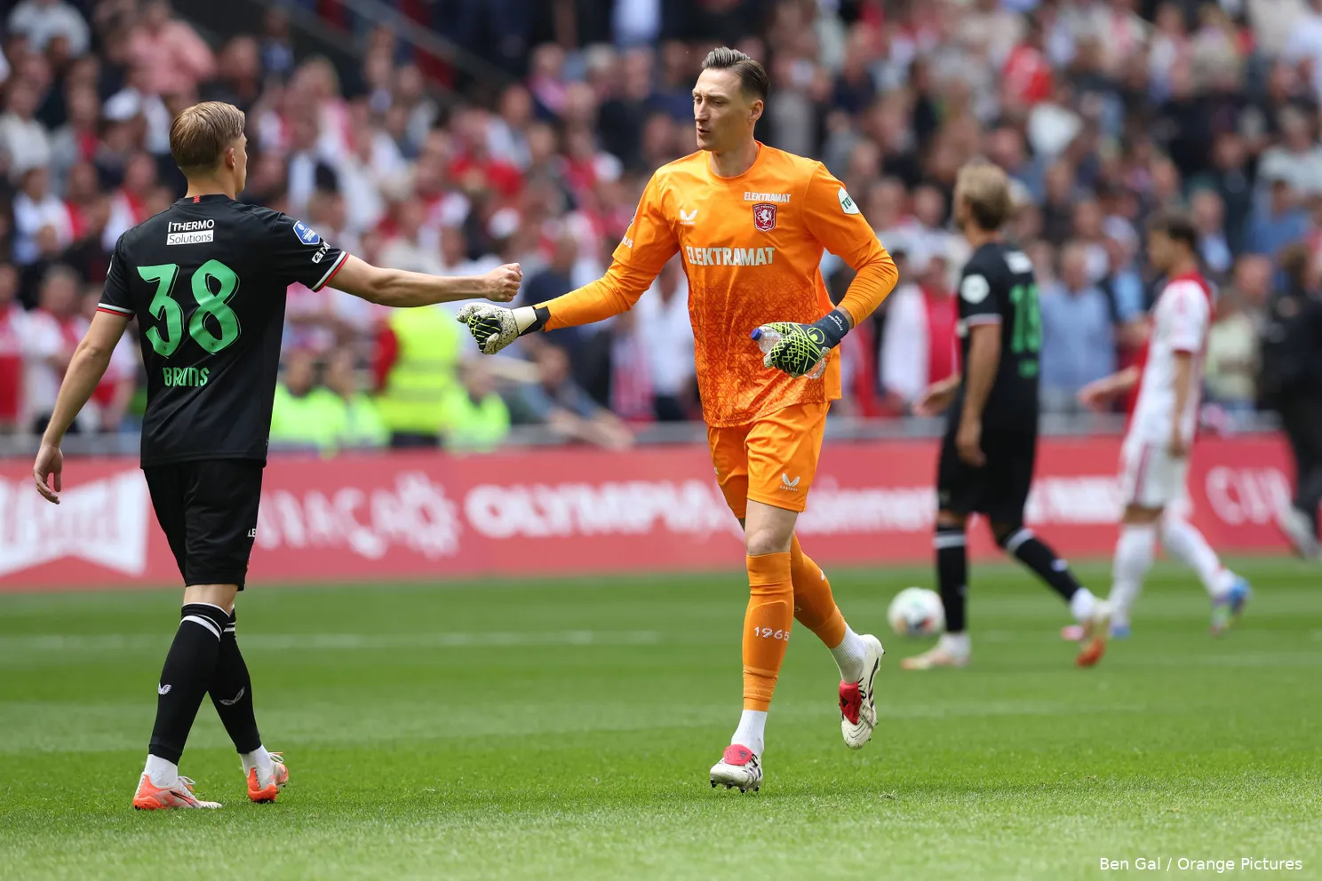 przemyslaw tyton high five max bruns ajax fc twente 2024 2025