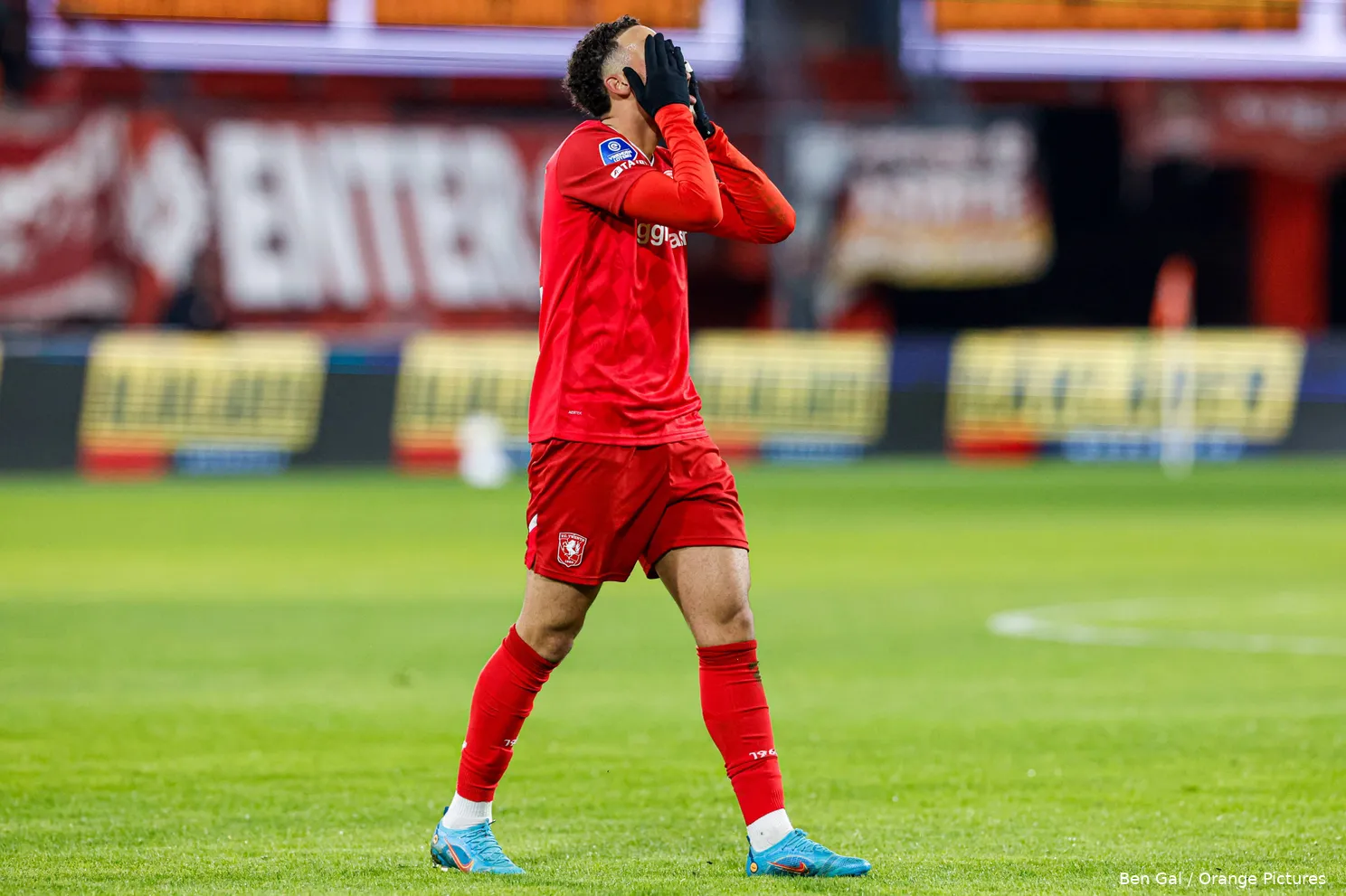 daouda-weidmann-balen-handen-voor-de-ogen-fc-twente-pec-zwolle-2025-2026