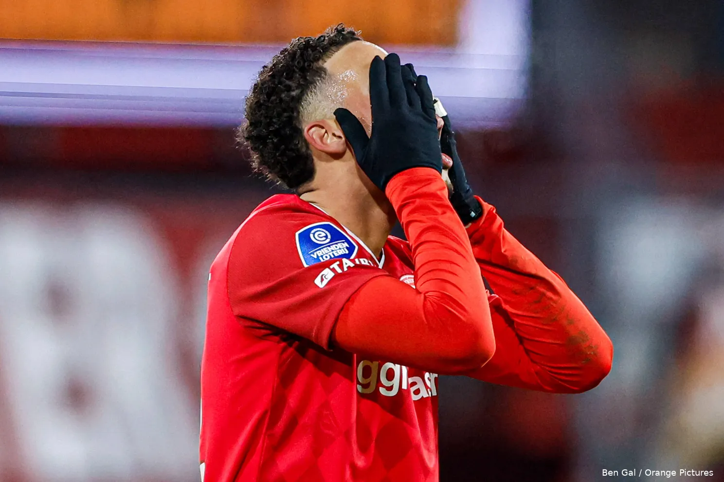 daouda-weidmann-close-up-balen-handen-voor-de-ogen-fc-twente-pec-zwolle-2025-2026