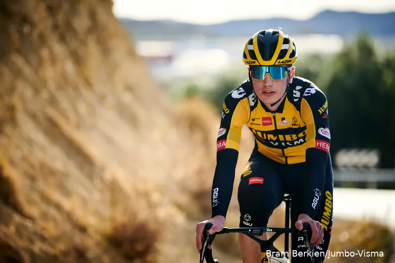 Kooij boekt tweede ritzege én pakt eindklassement in Circuit Cycliste Sarthe door crash Pedersen