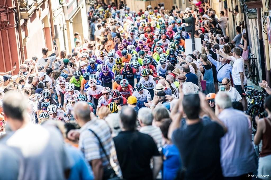 Vuelta-directeur merkt dat coronaprotocol niet werkt: 'Ploegen nemen renners zelf uit koers'