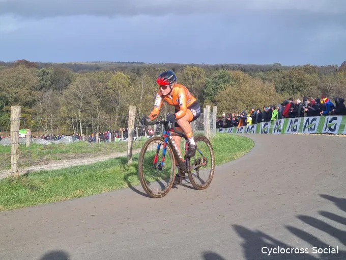 Van Anrooij stoomt naar EK-titel na net niet geslaagde inhaalrace Pieterse, Van Empel brons