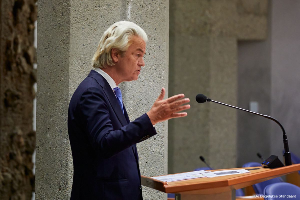 Geert Wilders gaat het gesprek aan met bewoners in Ter Apel over het asielzoekerscentrum