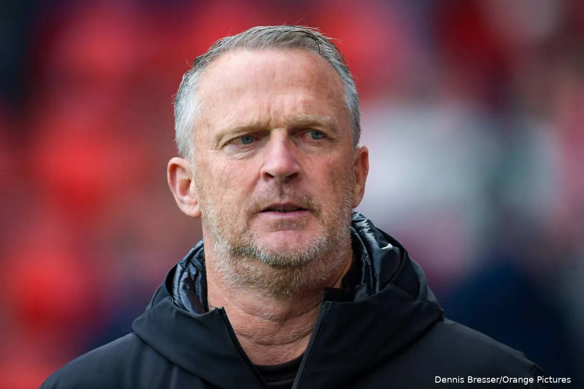 john-van-den-brom-kijkt-serieus-opzij-hoofdtrainer-fc-twente-heracles-almelo-2025-2026