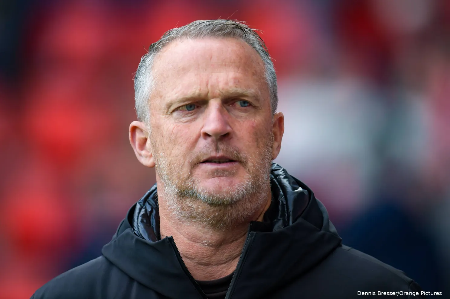 john-van-den-brom-kijkt-serieus-opzij-hoofdtrainer-fc-twente-heracles-almelo-2025-2026