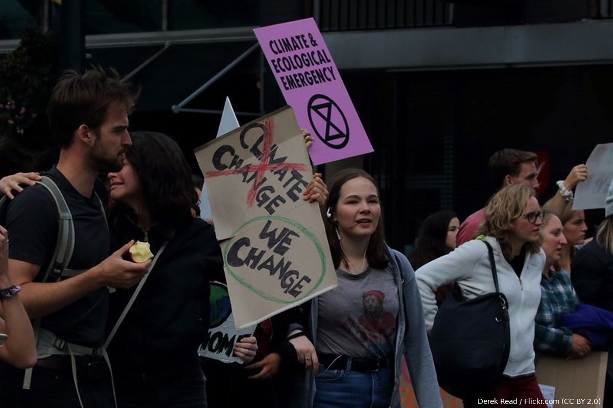 Vijf klimaatactivisten hebben volgens rechtbank Den Haag terecht gebiedsverbod gekregen: Extreemlinkse Asha ten Broeke roept op tot “burgerlijke ongehoorzaamheid”