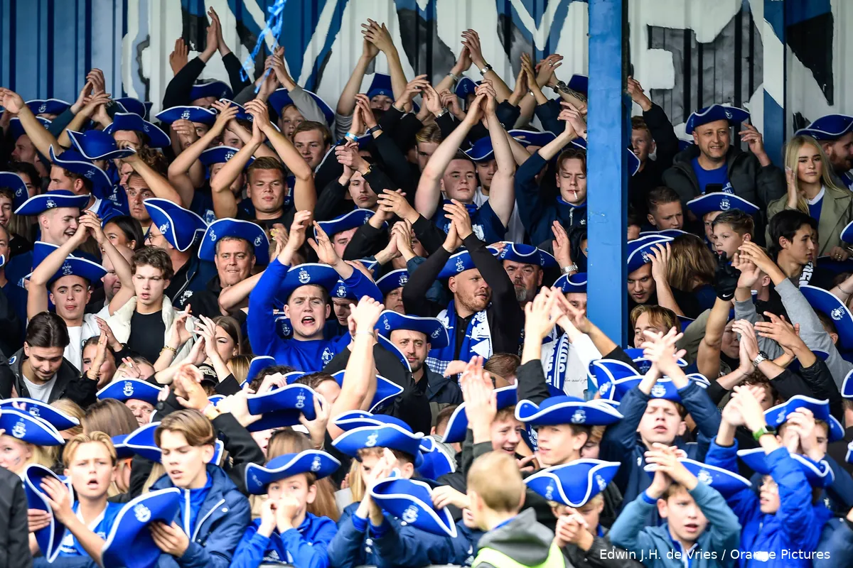 sv-spakenburg-ijsselmeervogels-supporters-hoedjes-2025